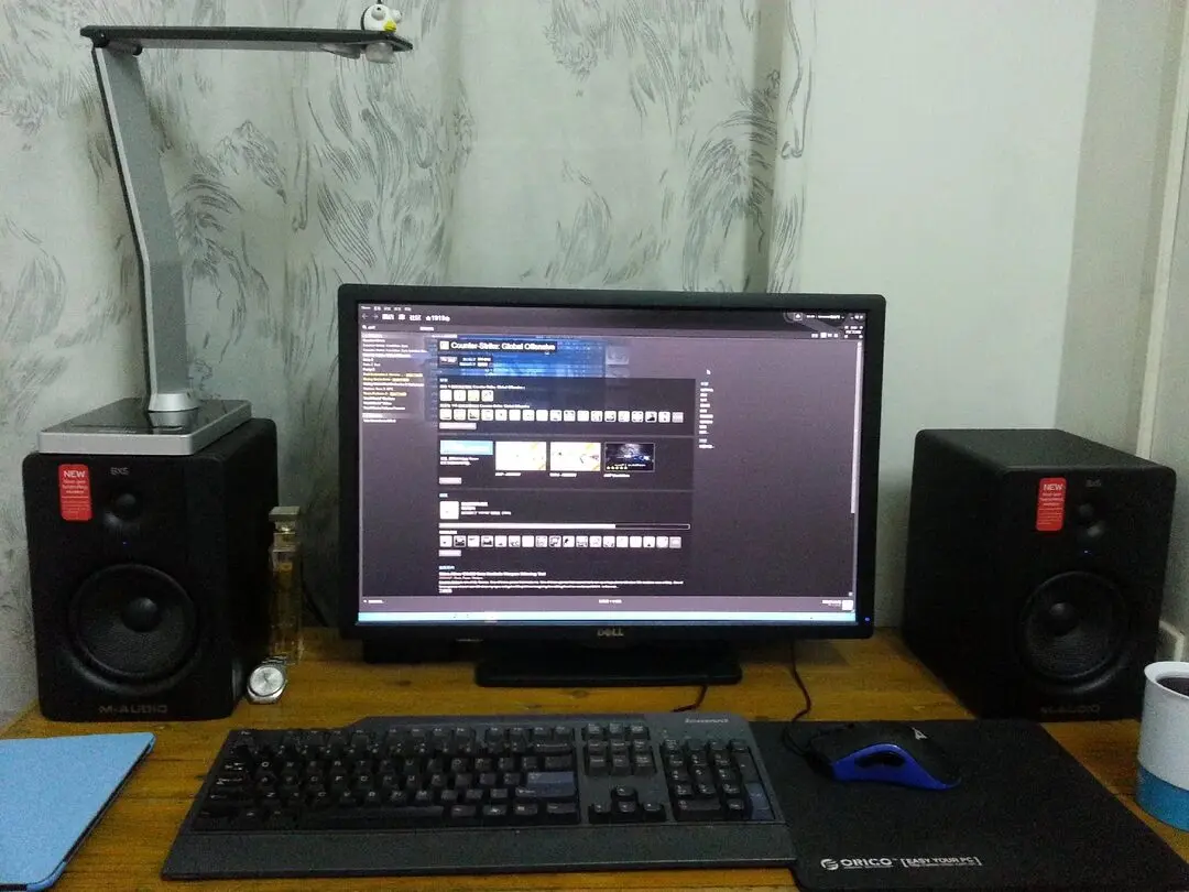 新音箱到位，桌面越来越拥挤不堪了。