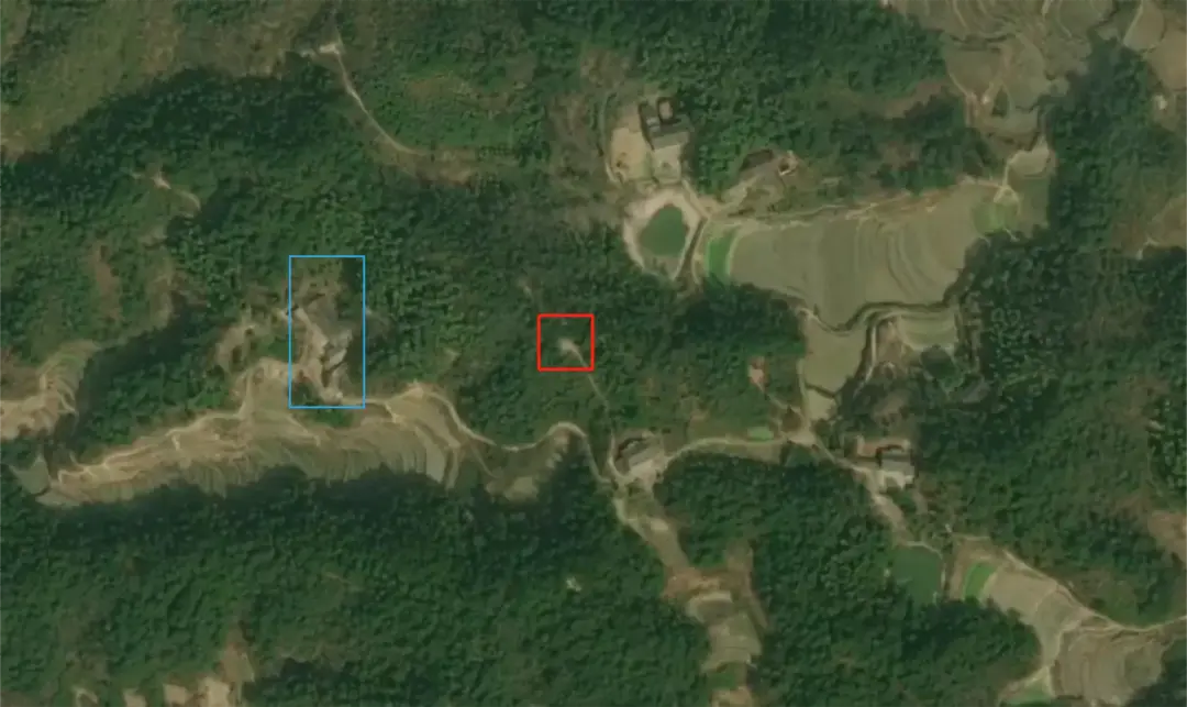 左侧蓝色为旧宅,右侧红色为墓地