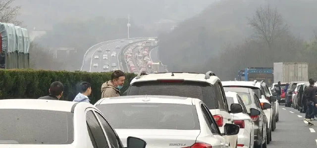 Bringing the children back to hometown for the Chinese Lunar New Year