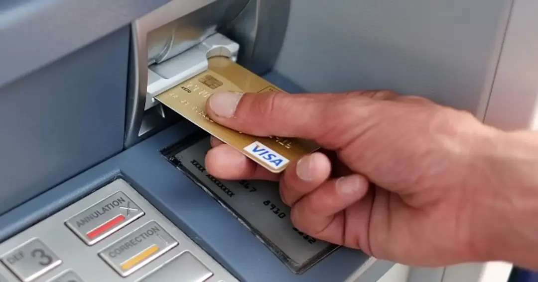 The behavior of being withdrawn by someone after the ATM has not taken the card